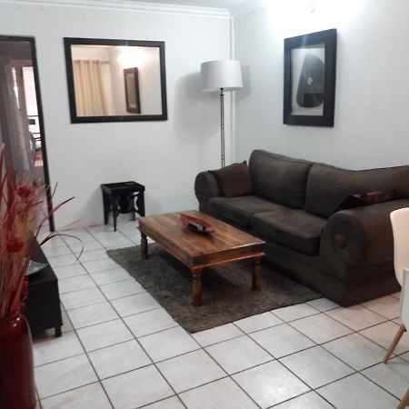 Protea Park Self Catering Guesthouse Rustenburg Exteriör bild