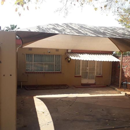 Protea Park Self Catering Guesthouse Rustenburg Exteriör bild