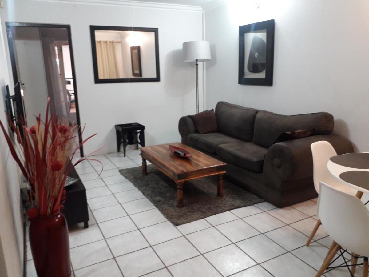 Protea Park Self Catering Guesthouse Rustenburg Exteriör bild